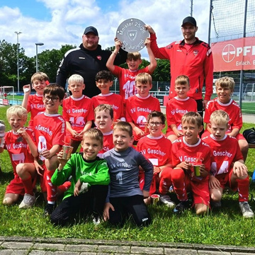 ***E2 holt die Meisterschaft***
Unsere E2 hat sich heute die verdiente Meisterschaft mit einem Punkt Vorsprung auf VfL... ***E2 holt die Meisterschaft***
Unsere E2 hat sich heute die verdiente Meisterschaft mit einem Punkt Vorsprung auf VfL...