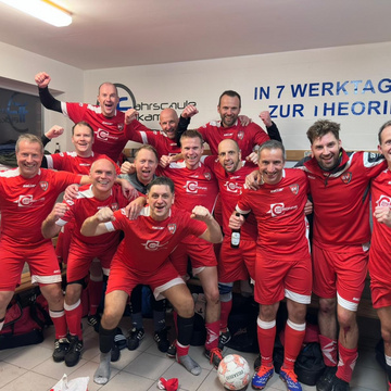 ***Ü40 eine Runde weiter***
Im Pokal-Viertelfinale der Ü40 standen sich jetzt die SG Coesfeld und unser Team gegenüber.... ***Ü40 eine Runde weiter***
Im Pokal-Viertelfinale der Ü40 standen sich jetzt die SG Coesfeld und unser Team gegenüber....