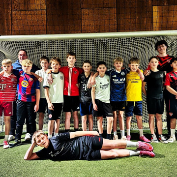 🎄⚽ Weihnachtsfeier der D2 ⚽🎄
Heute ging’s für unsere D2 in die Soccerhalle nach Reken 💪🔥
Im Anschluss wurde im Eventroom... 🎄⚽ Weihnachtsfeier der D2 ⚽🎄
Heute ging’s für unsere D2 in die Soccerhalle nach Reken 💪🔥
Im Anschluss wurde im Eventroom...