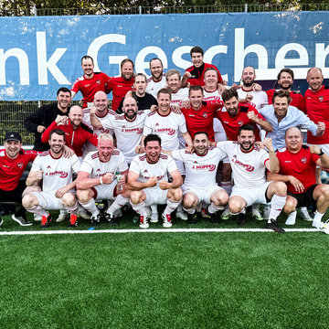 SV Gescher Ü32 zieht souverän ins Finale ein
Die Ü32 des SV Gescher steht nach einem überzeugenden 6:0-Erfolg gegen die... SV Gescher Ü32 zieht souverän ins Finale ein
Die Ü32 des SV Gescher steht nach einem überzeugenden 6:0-Erfolg gegen die...
