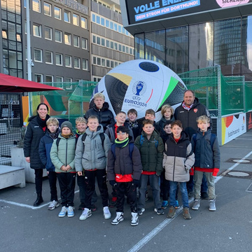 *E3 zu Gast im DFB Museum*
Zum Ausklang der Hinrunde besuchte die E3 das DFB Fussballmuseum in Dortmund.
Zunächst ging... *E3 zu Gast im DFB Museum*
Zum Ausklang der Hinrunde besuchte die E3 das DFB Fussballmuseum in Dortmund.
Zunächst ging...