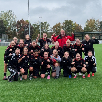 Perfekte Woche für die SV Damen!
Sechs Punkte, Pokal-Viertelfinale und ein weiterer Heimsieg: Die SV Damen können auf... Perfekte Woche für die SV Damen!
Sechs Punkte, Pokal-Viertelfinale und ein weiterer Heimsieg: Die SV Damen können auf...