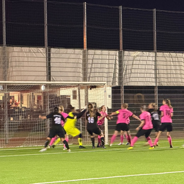 AUFSTEIGERDUELL GEHT AN DIE SV-DAMEN
Leidenschaft. Kampf. Teamgeist. Drei Punkte!
Unsere SV-Damen haben im Duell der... AUFSTEIGERDUELL GEHT AN DIE SV-DAMEN
Leidenschaft. Kampf. Teamgeist. Drei Punkte!
Unsere SV-Damen haben im Duell der...