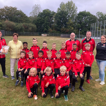 E4 des SV Gescher mit neuen Trainingsanzügen
Dank der Unterstützung durch Gaby Efting von der Gaststätte „Am Stadtpark“... E4 des SV Gescher mit neuen Trainingsanzügen
Dank der Unterstützung durch Gaby Efting von der Gaststätte „Am Stadtpark“...