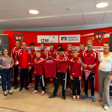 🔴⚪ Neue Trainingsanzüge für unsere C3! ⚽️
Unsere C3-Jugend darf sich über einen neuen einheitlichen Auftritt freuen:... 🔴⚪ Neue Trainingsanzüge für unsere C3! ⚽️
Unsere C3-Jugend darf sich über einen neuen einheitlichen Auftritt freuen:...