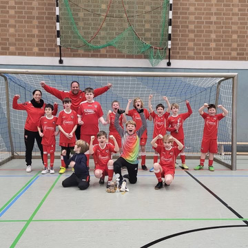 🏆 Erst der Pokal, dann Karneval 🎭
Am Karneval-Samstag war unsere E3 zu Gast beim Hallenturnier von... 🏆 Erst der Pokal, dann Karneval 🎭
Am Karneval-Samstag war unsere E3 zu Gast beim Hallenturnier von...