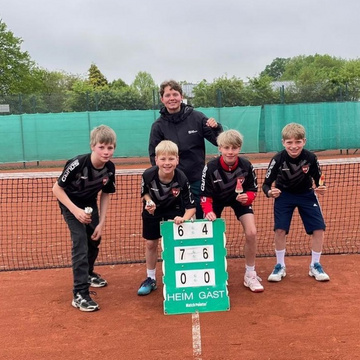 🎾 Infos aus der Tennisabteilung 🎾
Unsere U12-Mannschaft hat ihren zweiten Sieg eingefahren und gegen Raesfeld souverän... 🎾 Infos aus der Tennisabteilung 🎾
Unsere U12-Mannschaft hat ihren zweiten Sieg eingefahren und gegen Raesfeld souverän...