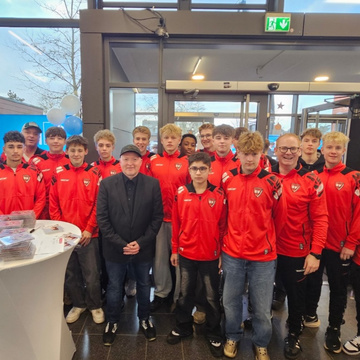 B2 erfolgreich im Freundschaftsspiel und trifft Joe Kelly bei „Business meets Sport“
Die B2 des SV Gescher bestritt am... B2 erfolgreich im Freundschaftsspiel und trifft Joe Kelly bei „Business meets Sport“
Die B2 des SV Gescher bestritt am...