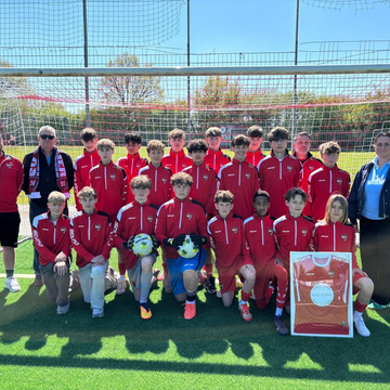 Die C1 freut sich über neue Sweatshirts unseres neuen Vereinssponsors Restaurant Gallo. Saranda und Skender Hadraj... Die C1 freut sich über neue Sweatshirts unseres neuen Vereinssponsors Restaurant Gallo. Saranda und Skender Hadraj...