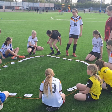 Heute hatten wir Laura und Lukas vom Jugendwerk Gescher beim Training der D-Mädchen zu Besuch ⚽❤️🖤
Im Mittelpunkt... Heute hatten wir Laura und Lukas vom Jugendwerk Gescher beim Training der D-Mädchen zu Besuch ⚽❤️🖤
Im Mittelpunkt...