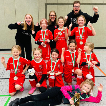 Die F1-Mädels haben gestern ein erfolgreiches Hallenturnier gespielt! Als Anerkennung gab es Medaillen für alle.
Danke... Die F1-Mädels haben gestern ein erfolgreiches Hallenturnier gespielt! Als Anerkennung gab es Medaillen für alle.
Danke...