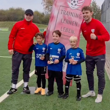 ⚽️ Tag 2 der Fußballfabrik beim SV Gescher! 🔥
Auch am zweiten Tag standen wieder jede Menge Fußball, Spaß und Teamgeist... ⚽️ Tag 2 der Fußballfabrik beim SV Gescher! 🔥
Auch am zweiten Tag standen wieder jede Menge Fußball, Spaß und Teamgeist...