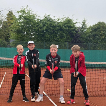 🎾 Perfekter Saisonstart für unsere Jüngsten! 🎾
Unsere U10-Mannschaft legt direkt stark los und gewinnt souverän mit 3:0... 🎾 Perfekter Saisonstart für unsere Jüngsten! 🎾
Unsere U10-Mannschaft legt direkt stark los und gewinnt souverän mit 3:0...