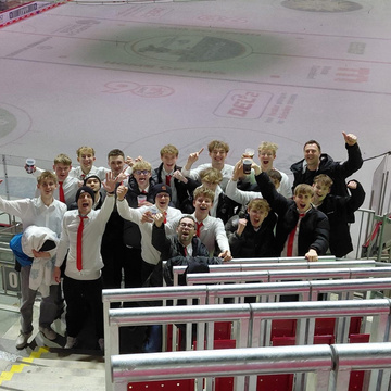 🏒 Mannschaftsabend mal anders! 🔴⚪
Unsere U19 hat den Fußball für einen Abend gegen Eishockey getauscht und war zu Besuch... 🏒 Mannschaftsabend mal anders! 🔴⚪
Unsere U19 hat den Fußball für einen Abend gegen Eishockey getauscht und war zu Besuch...